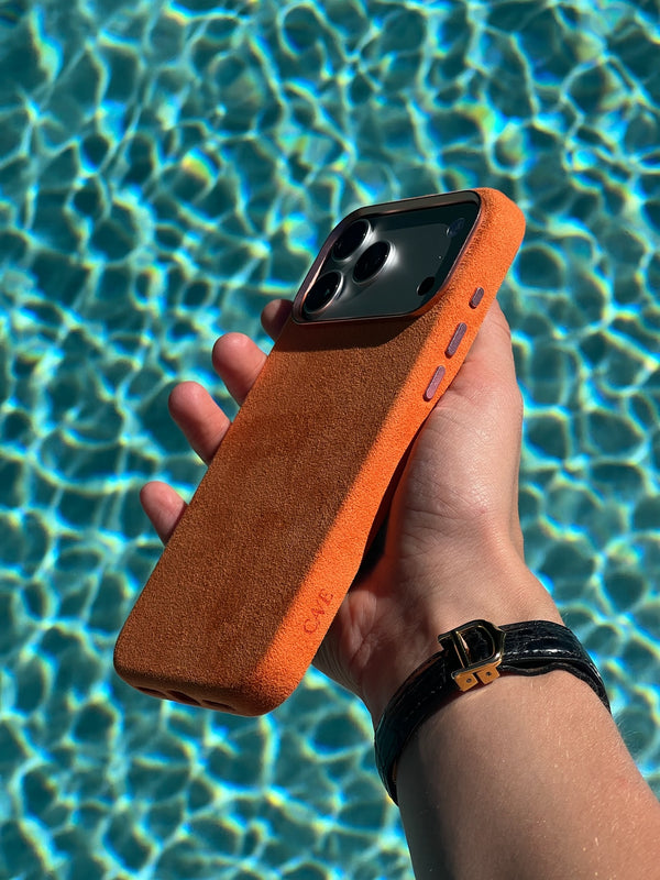 Zufriedener Kunde hält CAVE Produktverpackung - 30 Tage Rückgaberecht ohne Risiko